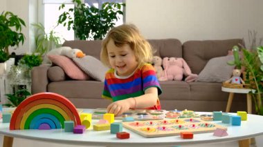 Çocuklar alfabeyi ve sayıları öğrenirler. Seçici odaklanma. çocuk.