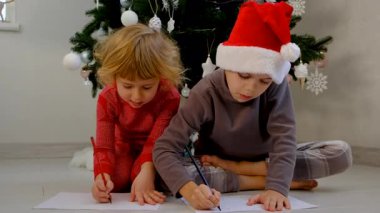 Çocuk Noel Baba 'ya mektup yazıyor. Seçici odaklanma. çocuk .