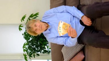 Parası olan yaşlı bir kadın. Seçici odaklanma. İnsanlar,