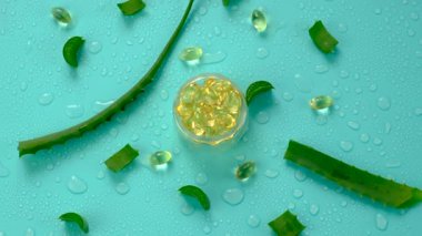 aloe vera özü ve kapsüller. Seçici odaklanma. Doğa.