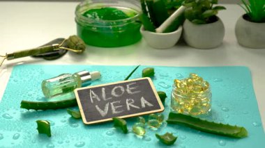 aloe vera özü ve kapsüller. Seçici odaklanma. Doğa.