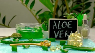 aloe vera özü ve kapsüller. Seçici odaklanma. Doğa.