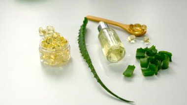 aloe vera özü ve kapsüller. Seçici odaklanma. Doğa.