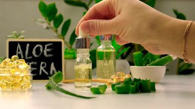 aloe vera özü ve kapsüller. Seçici odaklanma. Doğa.