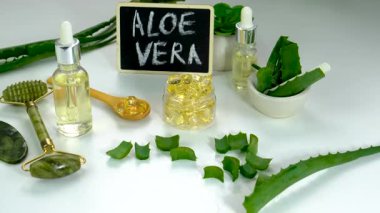 aloe vera özü ve kapsüller. Seçici odaklanma. Doğa.