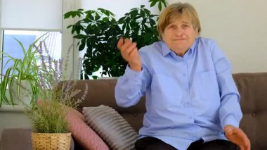 Yaşlı kadının kulak ağrısı var. Seçici odaklanma. insanlar.