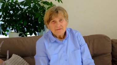 Yaşlı kadın üzgün bir şekilde yüzünü çeviriyor. Seçici odaklanma. insanlar,