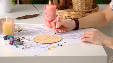 Astroloji ve numeroloji aksesuarları. Seçici odaklanma. insanlar.