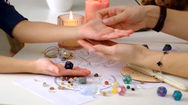 Astroloji ve numeroloji aksesuarları. Seçici odaklanma. insanlar.
