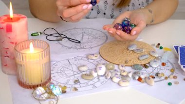 Astroloji ve numeroloji aksesuarları. Seçici odaklanma. insanlar.