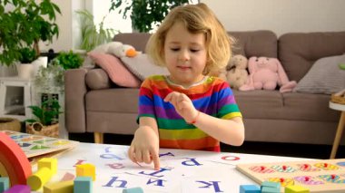 Çocuklar alfabeyi ve sayıları öğrenirler. Seçici odaklanma. çocuk.