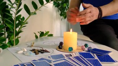 Astroloji ve falcı ihtiyar falcıya. Seçici odaklanma. insanlar.