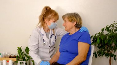 Doktor randevusundaki yaşlı kadın. Seçici odaklanma. İnsanlar.