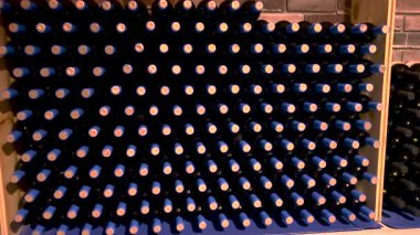 Mahzende şarap şişeleri var. Seçici odaklanma. alkol.