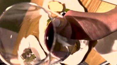 Restoranda bir bardak kırmızı şarap. Seçici odaklanma. alkol.