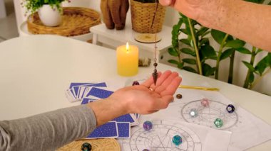 Sarkaç falcılık ve astroloji. Seçici odaklanma. insanlar.