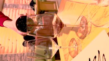 Restoranda bir bardak kırmızı şarap. Seçici odaklanma. alkol.