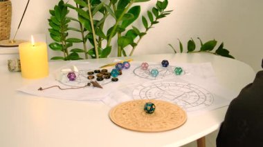 Astroloji ve falcı ihtiyar falcıya. Seçici odaklanma. insanlar.