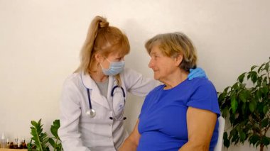 Doktor randevusundaki yaşlı kadın. Seçici odaklanma. İnsanlar.