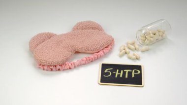 5-HTP uyku takviyesi kapsülleri. Seçici Odaklanma. gece.