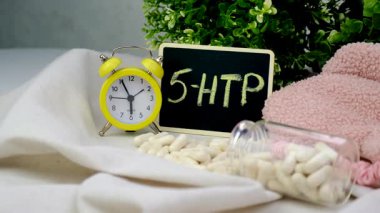 5-HTP uyku takviyesi kapsülleri. Seçici Odaklanma. gece.