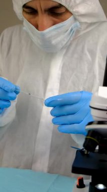 Laboratuvardaki test tüpüne tik tak. Seçici odaklanma. Doğa.