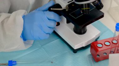 Laboratuvardaki test tüpüne tik tak. Seçici odaklanma. Doğa.