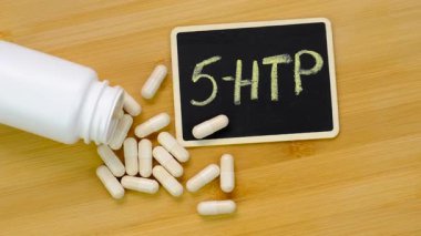 5-HTP uyku takviyesi kapsülleri. Seçici Odaklanma. gece.