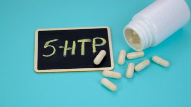 5-HTP uyku takviyesi kapsülleri. Seçici Odaklanma. gece.
