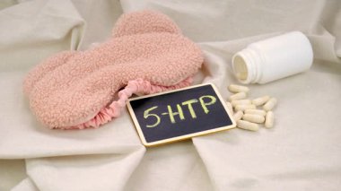5-HTP uyku takviyesi kapsülleri. Seçici Odaklanma. gece.
