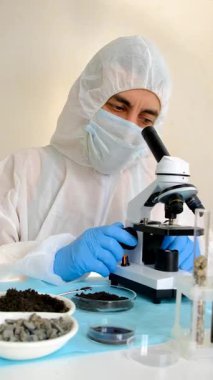 Laboratuvarda toprak testi. Seçici odaklanma. Doğa.