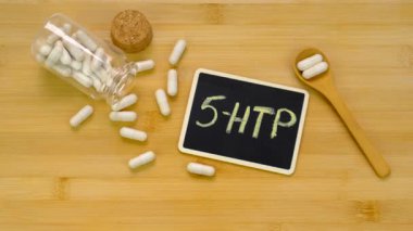 5-HTP uyku takviyesi kapsülleri. Seçici Odaklanma. gece.