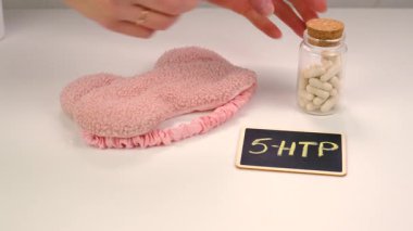 5-HTP uyku takviyesi kapsülleri. Seçici Odaklanma. gece.