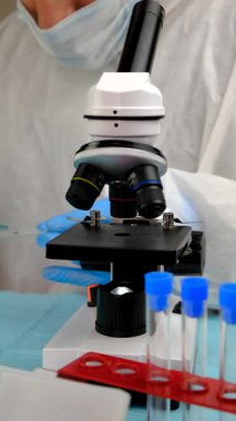 Laboratuvardaki test tüpüne tik tak. Seçici odaklanma. Doğa.