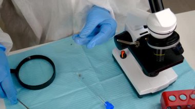 Laboratuvardaki test tüpüne tik tak. Seçici odaklanma. Doğa.