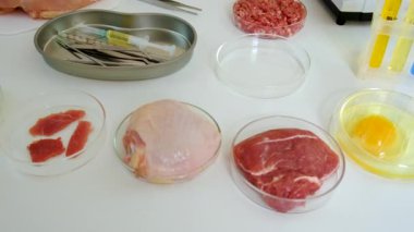 Laboratuvarda eti inceleyin. Seçici odaklanma. Yiyecek..