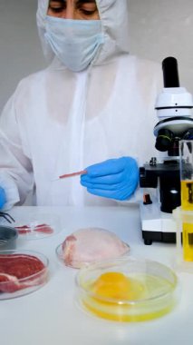 Laboratuvarda eti inceleyin. Seçici odaklanma. Yiyecek..