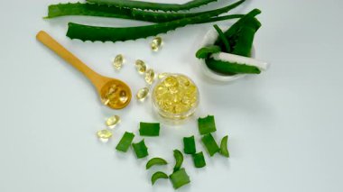 aloe vera özü ve kapsüller. Seçici odaklanma. Doğa.