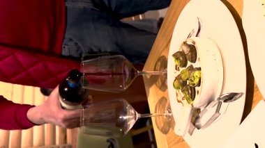 Restoranda bir bardak kırmızı şarap. Seçici odaklanma. alkol.