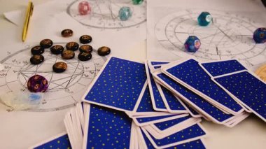 Astroloji ve falcı ihtiyar falcıya. Seçici odaklanma. insanlar.