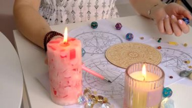 Astroloji ve numeroloji aksesuarları. Seçici odaklanma. insanlar.