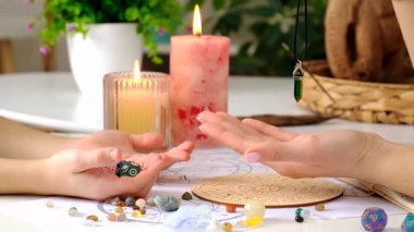 Elinde sarkacı olan falcı. Seçici odaklanma. İnsanlar,