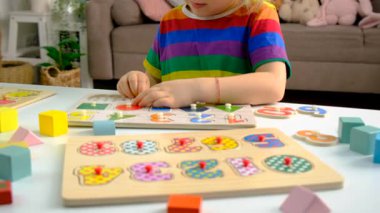 Çocuklar alfabeyi ve sayıları öğrenirler. Seçici odaklanma. çocuk.