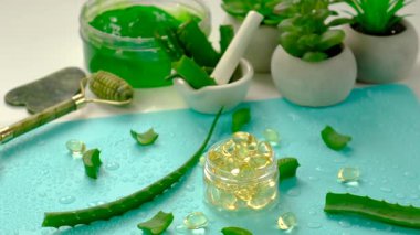 aloe vera özü ve kapsüller. Seçici odaklanma. Doğa.