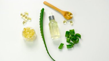 aloe vera özü ve kapsüller. Seçici odaklanma. Doğa.