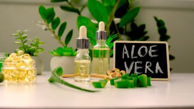 aloe vera özü ve kapsüller. Seçici odaklanma. Doğa.