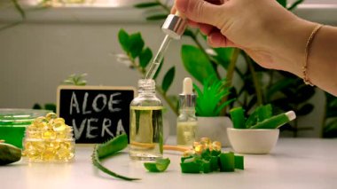 aloe vera özü ve kapsüller. Seçici odaklanma. Doğa.