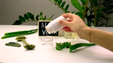 aloe vera özü ve kapsüller. Seçici odaklanma. Doğa.