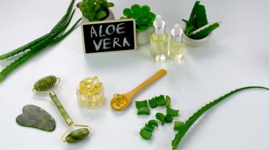 aloe vera özü ve kapsüller. Seçici odaklanma. Doğa.