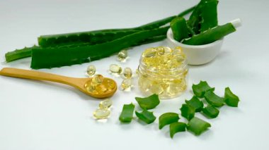 aloe vera özü ve kapsüller. Seçici odaklanma. Doğa.